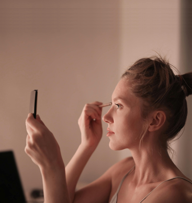 Draw a bright and vibrant makeup look towards early summer